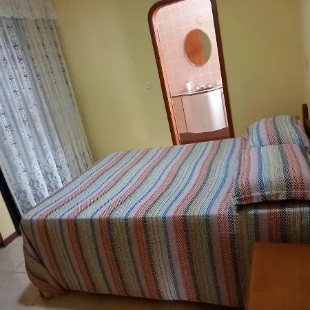 Apto 6 pessoas - Ar e Wi-Fi - praia da Enseada - Guarujá-3